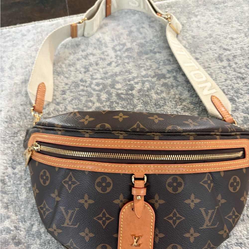 Louis Vuitton Monogram Canvas High Rise Bumbag in Brown with Tan Trim - Picture 2 of 6